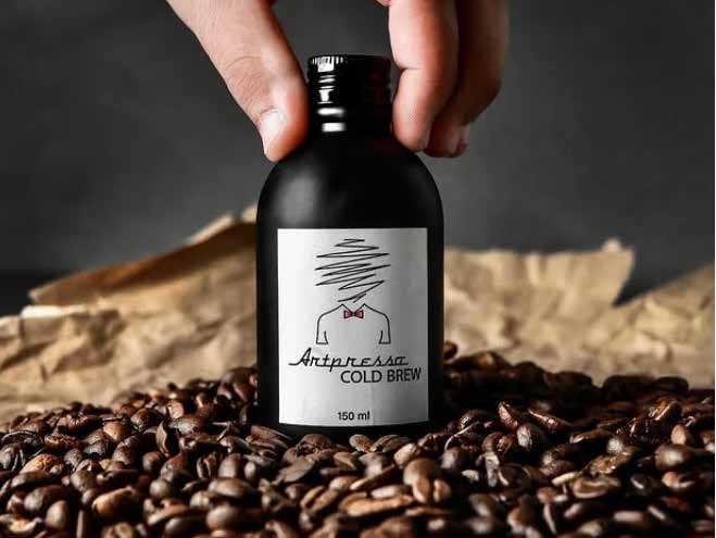 Artpresso cold brew presented over coffee beans